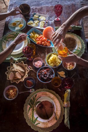 Téléchargez les photos : Vue aérienne des mains servant un petit déjeuner sain sur une table en bois - en image libre de droit
