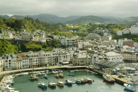 Foto de Bonita imagen del puerto de Luarca en Asturias con sus barcos y buildi - Imagen libre de derechos