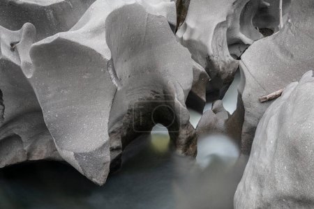 Téléchargez les photos : Formations rocheuses lisses dans une rivière en longue exposition - en image libre de droit