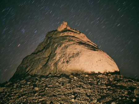Téléchargez les photos : Formation de roches éclairées aux Pinnacles de Trona la nuit avec des étoiles. - en image libre de droit