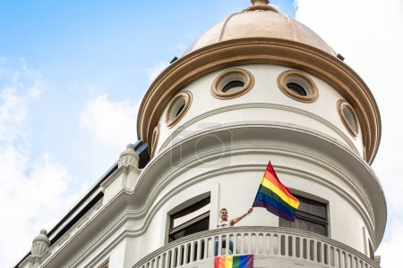 Téléchargez les photos : Gay l'homme faire fierté drapeau dans Mexico ville. - en image libre de droit