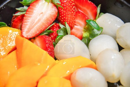 Foto de Caja de frutas Bento como lichi de mango y fresas - Imagen libre de derechos