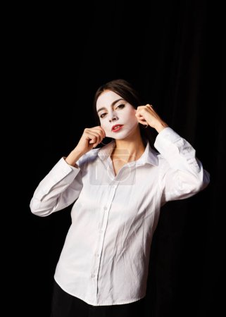 Téléchargez les photos : Jeune actrice en costume avec maquillage blanc dans le théâtre de répétition - en image libre de droit