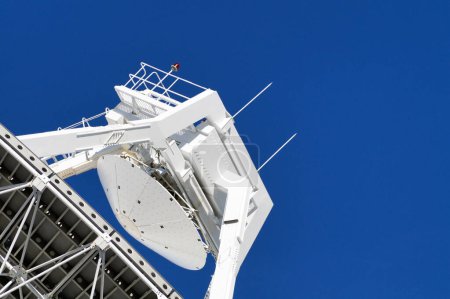Téléchargez les photos : Contre-réflecteur radiotélescope contre le ciel - en image libre de droit