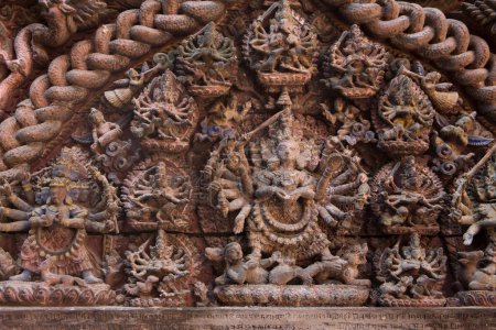 Foto de Tallados intrincados adornan un templo hindú histórico en Katmandú, Nepal. - Imagen libre de derechos