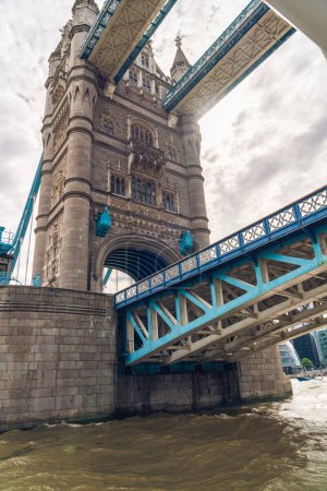 Foto de London Tower Bridge. Foto tomada desde la perspectiva del Támesis - Imagen libre de derechos