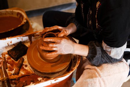 Foto de Mujeres moldeando la forma de arcilla en la rueda de cerámica - Imagen libre de derechos