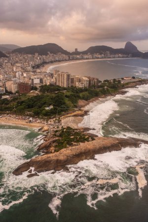 Foto de Hermosa vista aérea al punto rocoso del océano en Arpoador y edificios de la ciudad en Ipanema, Río de Janeiro, Brasil - Imagen libre de derechos