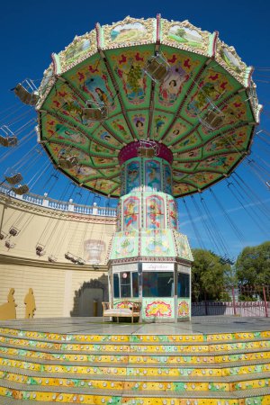 Foto de Viena, Austria - 26 de junio de 2019: Carrusel girando en el parque de atracciones Prater. - Imagen libre de derechos
