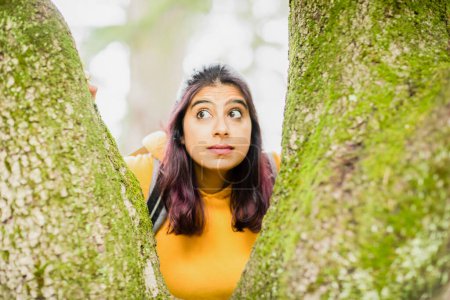Foto de Mujer joven entre árboles - Imagen libre de derechos