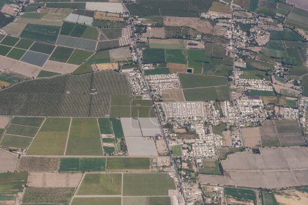 Téléchargez les photos : Belle vue aérienne sur les cultures et les plantations près de Santiago, Chili - en image libre de droit