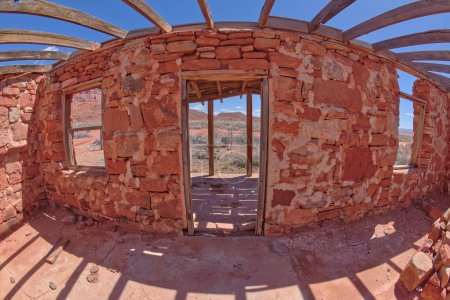 Téléchargez les photos : Les ruines de vieux homestead de Jacob's Pool ci-dessous Vermilion Cliffs National Monument Arizona. Les ruines remontent à 1951. - en image libre de droit