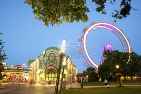 Téléchargez les photos : Vienne, Autriche - 25 juin 2019 : Les touristes visitent la grande roue de Vienne Prater Park. Lieu où les scènes du film Le troisième homme ont été filmées. - en image libre de droit