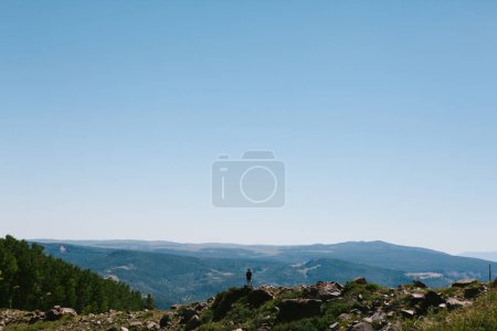 Téléchargez les photos : Garçon en aventure active en montagne et ciel bleu en randonnée estivale - en image libre de droit