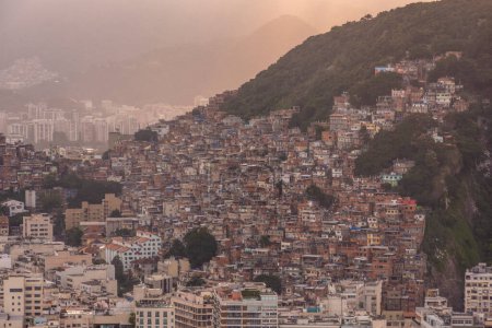 Téléchargez les photos : Belle vue aérienne sur les bâtiments de la ville et le bidonville de favela à flanc de colline, Rio de Janeiro, Brésil - en image libre de droit