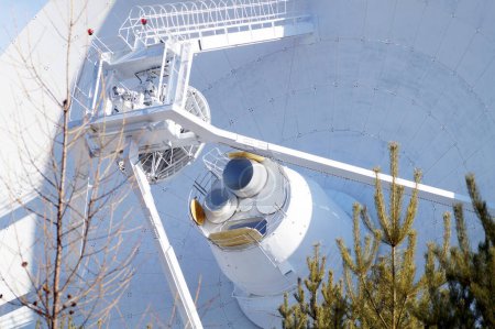 Téléchargez les photos : Contre-réflecteur radiotélescope contre le ciel - en image libre de droit