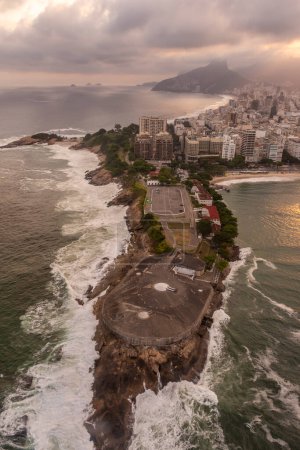 Foto de Hermosa vista aérea al Fuerte Copacabana, edificios de la ciudad y la orilla del océano en Río de Janeiro, Brasil - Imagen libre de derechos