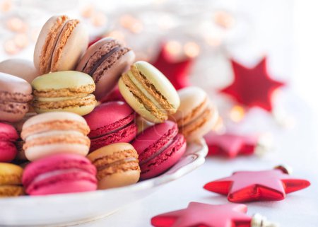 Téléchargez les photos : Macarons empilés de Noël, focus sélectif macro texte sur lay - en image libre de droit