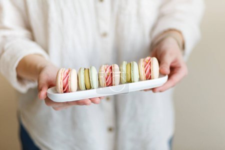 Foto de Coloridos macarrones frescos yacen en una bandeja recién preparada en la cocina - Imagen libre de derechos