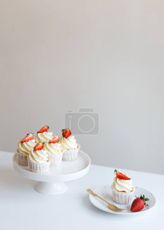 Foto de Cupcakes de crema con fresas frescas recién preparadas por el chef pastelero - Imagen libre de derechos
