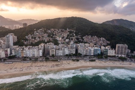 Téléchargez les photos : Belle vue aérienne sur les bâtiments de la ville à Copacabana Beach, Rio de Janeiro, Brésil - en image libre de droit