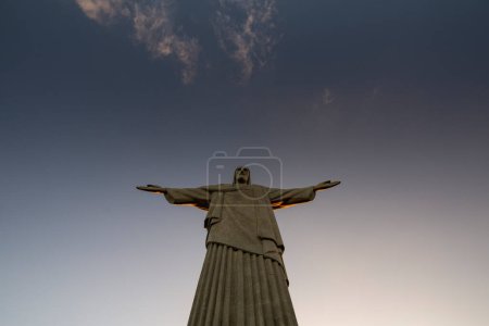 Foto de Hermosa vista a la Estatua de Cristo Redentor durante la puesta del sol en la montaña Corcovado, Río de Janeiro, Brasil - Imagen libre de derechos