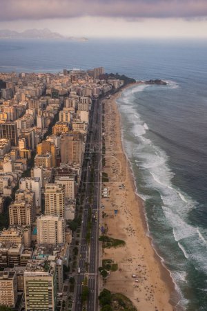 Foto de Hermosa vista aérea a los edificios de la ciudad y la playa de Ipanema en Río de Janeiro, Brasil - Imagen libre de derechos