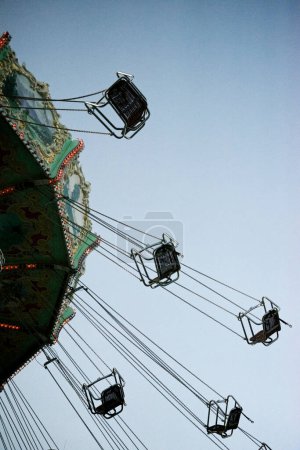 Foto de Viena, Austria - 21 de junio de 2019: Carrusel girando en el parque de atracciones Prater. - Imagen libre de derechos