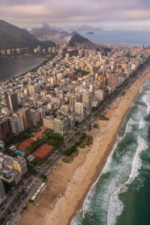 Foto de Hermosa vista aérea a los edificios de la ciudad, laguna urbana, montañismo y playa de Ipanema en Río de Janeiro, Brasil - Imagen libre de derechos
