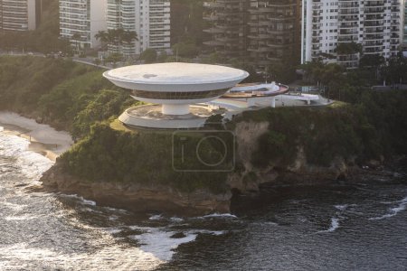 Foto de Hermosa vista aérea al océano y al MAC (Museo de Arte Contemporáneo) en Niteri, Río de Janeiro, Brasil - Imagen libre de derechos