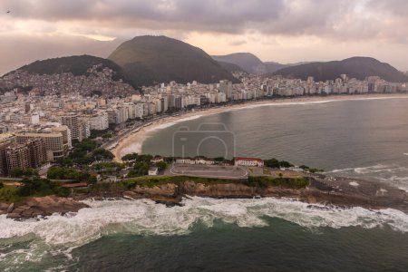 Téléchargez les photos : Belle vue aérienne sur le fort de Copacabana, les bâtiments de la ville et le rivage de l'océan à Rio de Janeiro, Brésil - en image libre de droit