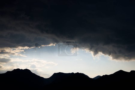 Foto de Paisaje montañoso durante una tormenta en los Pirineos. - Imagen libre de derechos
