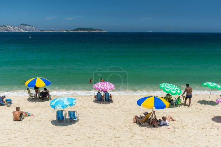 Foto de Hermosa vista al día soleado en la playa de Ipanema, Río de Janeiro, Brasil - Imagen libre de derechos
