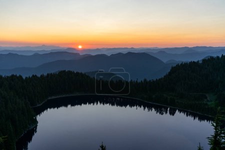 Téléchargez les photos : Lever de soleil orange sur le lac Summit le jour d'été à Washington - en image libre de droit