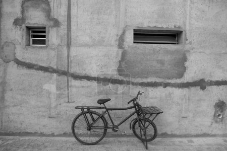 Foto de Bicicleta de carga estacionada en la acera en el noreste de Brasil - Imagen libre de derechos