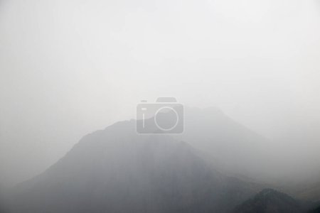Téléchargez les photos : Paysage vallonné lors d'une tempête dans les Pyrénées. - en image libre de droit