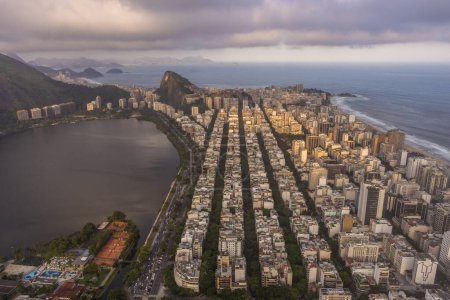 Foto de Hermosa vista aérea a los edificios de la ciudad, laguna urbana y playa de Ipanema en Río de Janeiro, Brasil - Imagen libre de derechos