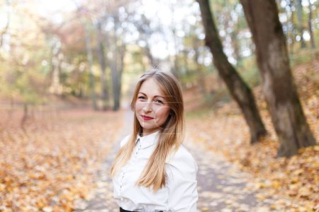 Téléchargez les photos : Jeune blonde dans le parc d'automne - en image libre de droit