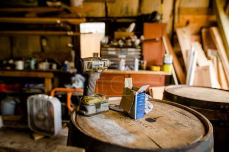 Foto de Vista de un taller de carpintería con herramientas y trozos de madera - Imagen libre de derechos