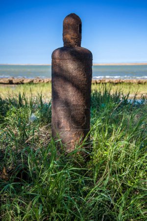 Foto de Poste de amarre náutico oxidado en la orilla - Imagen libre de derechos