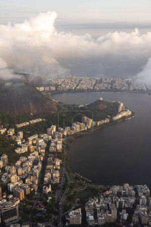 Téléchargez les photos : Belle vue aérienne sur les bâtiments de la ville, les montagnes et le lagon urbain à Rio de Janeiro, Brésil - en image libre de droit