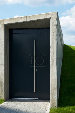 Téléchargez les photos : Porte d'entrée d'une installation souterraine. - en image libre de droit