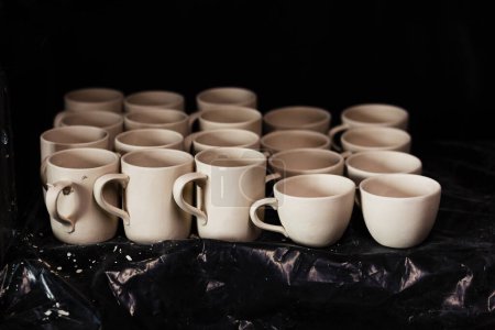 Téléchargez les photos : Tasses d'argile sont séchées avant d'être cuites et peintes en atelier - en image libre de droit