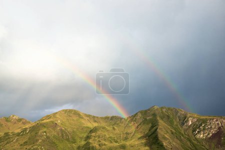 Téléchargez les photos : Arc-en-ciel lors d'une tempête dans les Pyrénées. - en image libre de droit