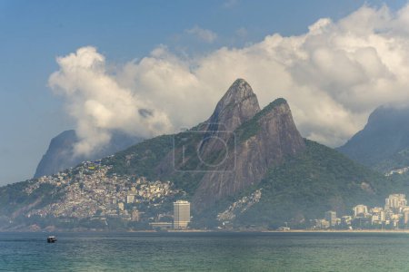 Foto de Hermosa vista soleada a la playa de Ipanema y montañas en Río de Janeiro, Brasil - Imagen libre de derechos