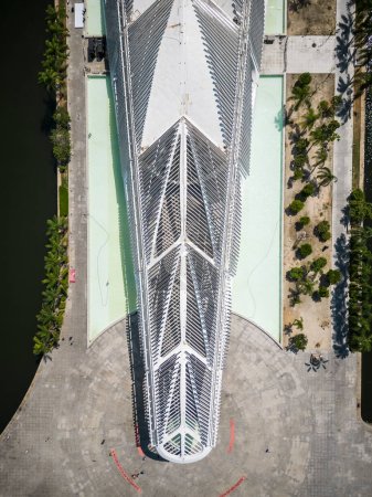 Foto de Hermosa vista aérea al moderno edificio del museo blanco en el centro de Río de Janeiro, Brasil - Imagen libre de derechos