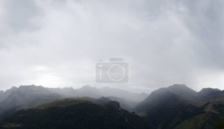 Téléchargez les photos : Paysage vallonné lors d'une tempête dans les Pyrénées. - en image libre de droit