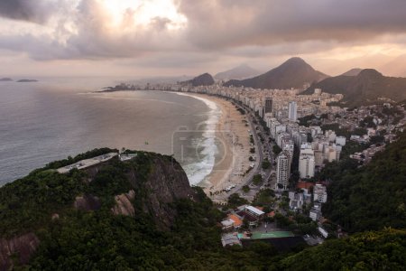 Téléchargez les photos : Belle vue aérienne sur les bâtiments de la ville, les montagnes et la plage de Copacabana à Rio de Janeiro, Brésil - en image libre de droit