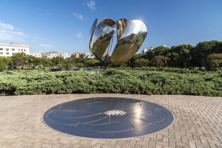 Téléchargez les photos : Belle vue sur le métal Floralis Generica fleur dans le parc vert de Buenos Aires, Argentine - en image libre de droit