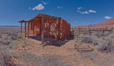 Téléchargez les photos : Les ruines de vieux homestead de Jacob's Pool ci-dessous Vermilion Cliffs National Monument Arizona. Les ruines remontent à 1951. - en image libre de droit